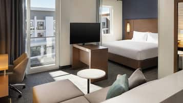 Studio, 1 King Bed, Bay View | Hypo-allergenic bedding, pillowtop beds, in-room safe, desk
