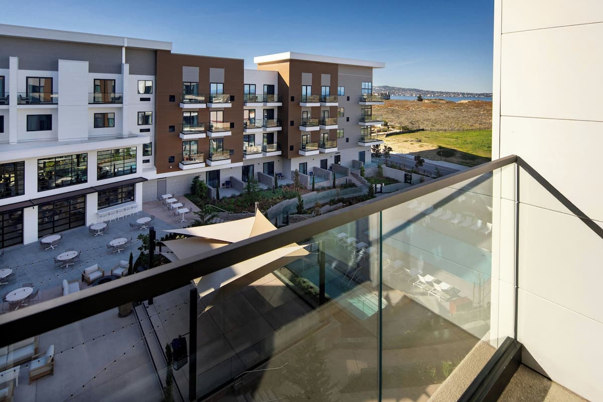 Studio, 1 King Bed, Bay View | Hypo-allergenic bedding, pillowtop beds, in-room safe, desk