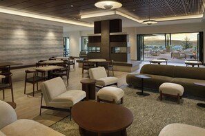 2 か所のレストラン : 朝食、ディナーに営業