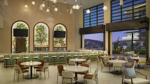 2 restaurants; breakfast and dinner served  - Courtyard By Marriott Sand City Monterey (Seaside)