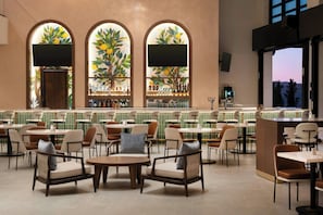 2 restaurants; breakfast and dinner served 