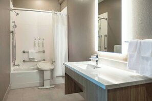 Un bagno moderno con vasca, water e lavandino.