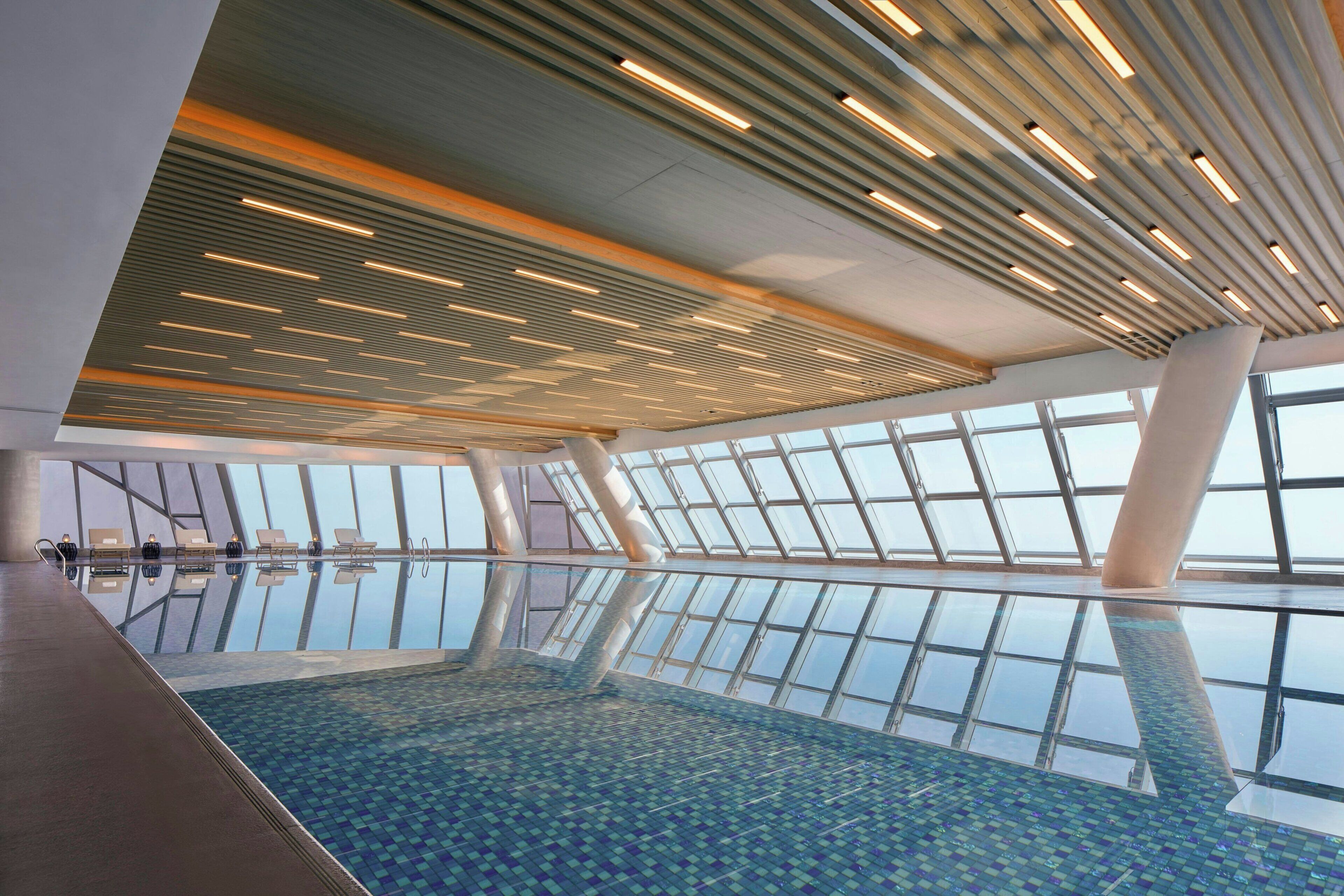 Una piscina cubierta