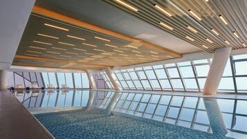 Una piscina cubierta