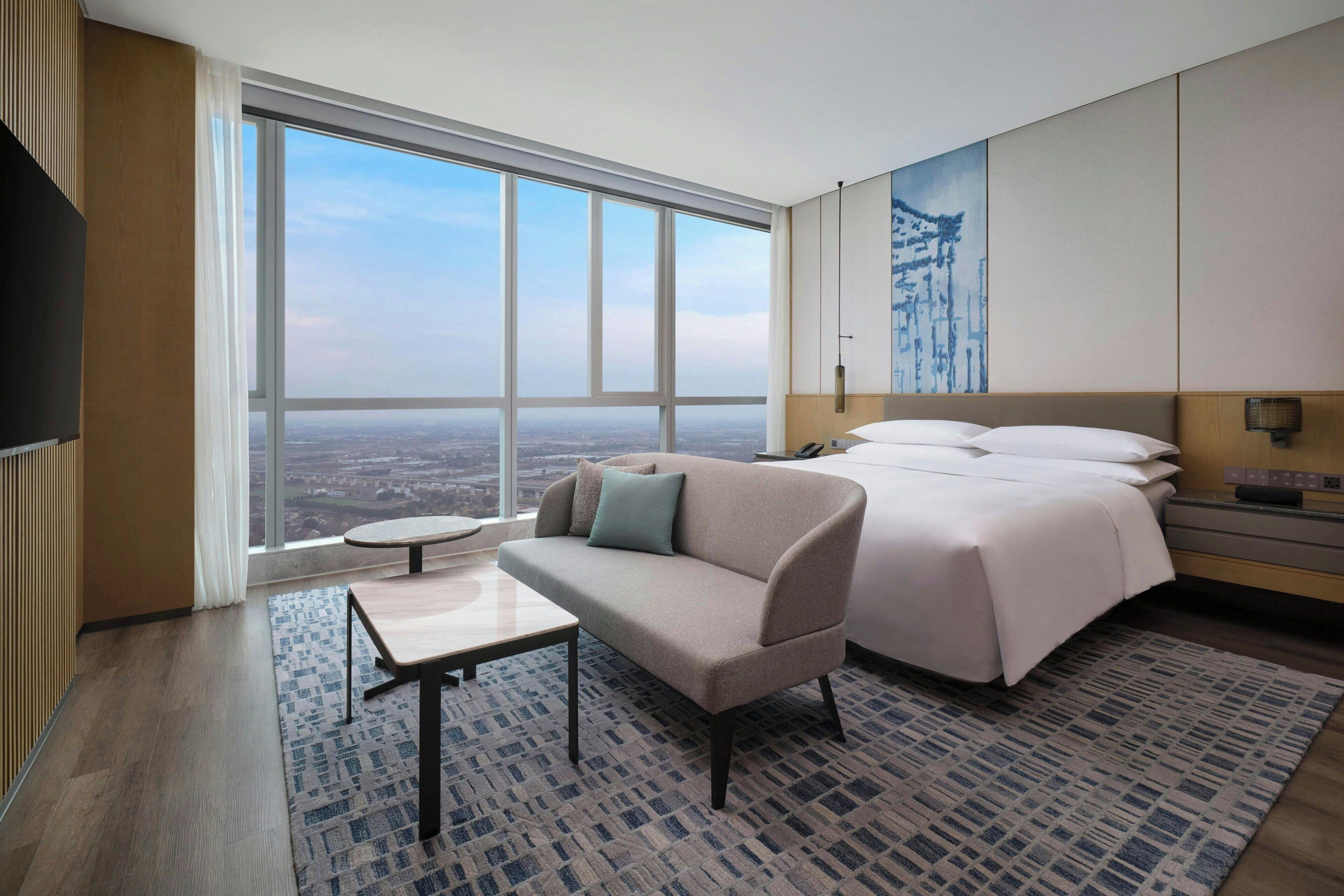 Suite – executive, 1 kingsize-seng | Dundyner, safe på rommet, skrivebord og blendingsgardiner