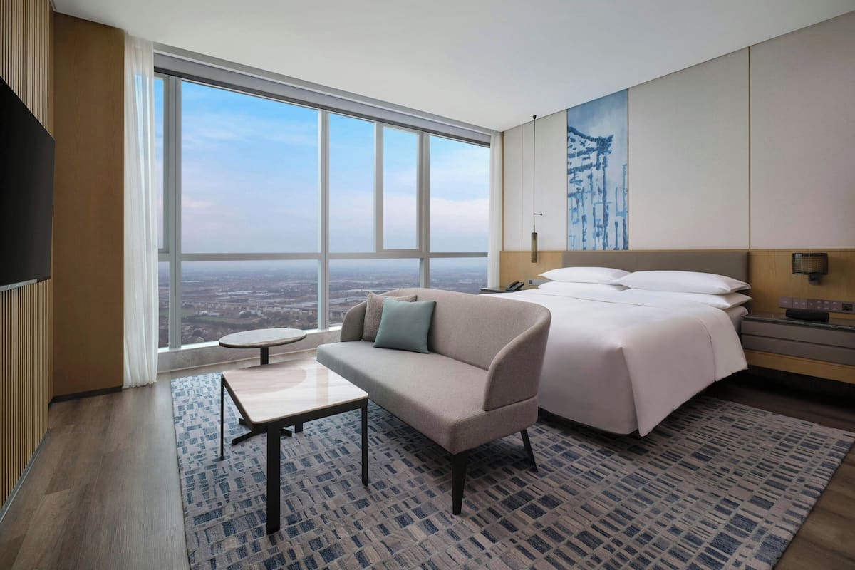 Executive Suite, 1 King Bed | Down duvets, in-room safe, desk, blackout curtains