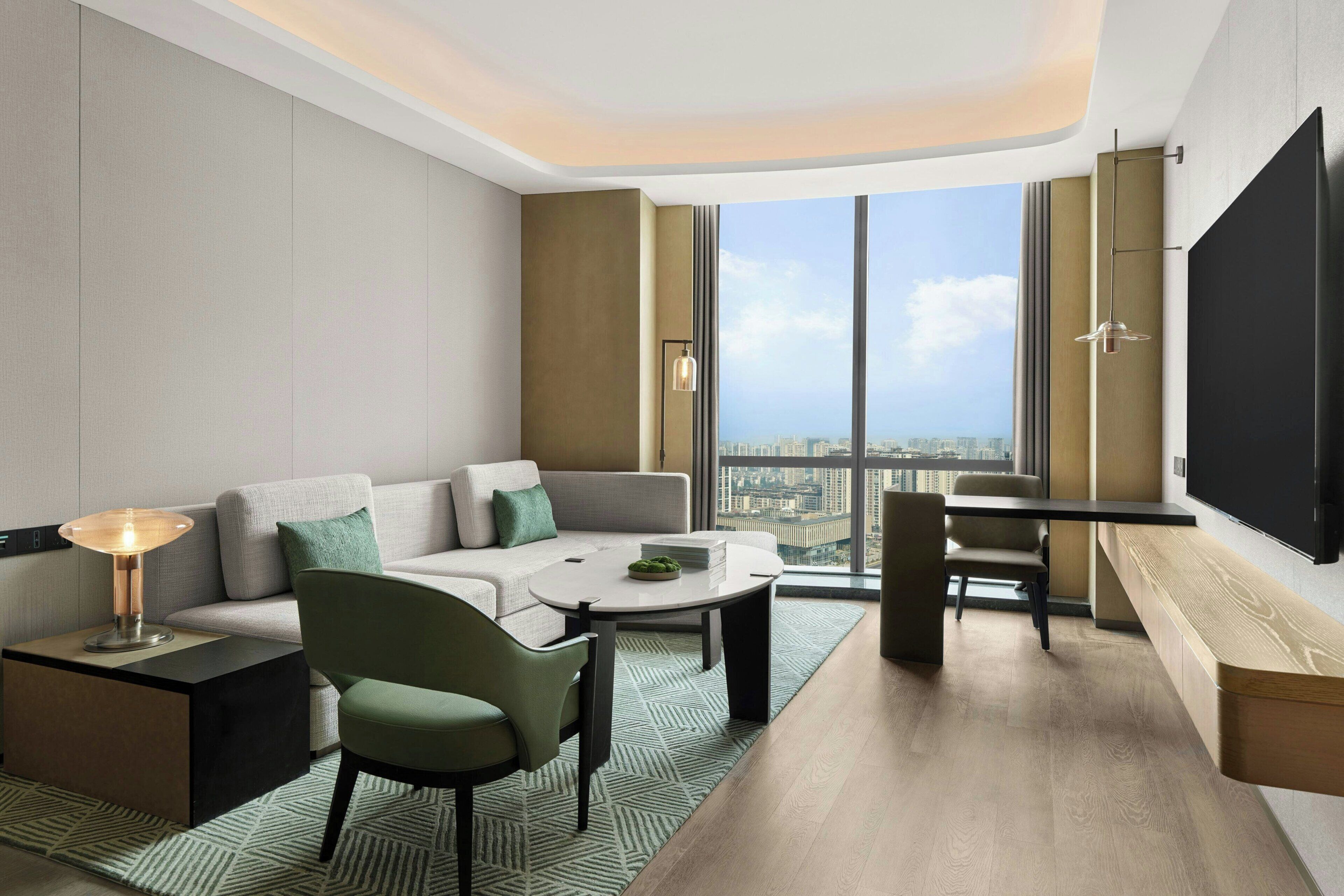 Suite, 1 cama King size, vista a la ciudad | Sala de estar | Televisión 