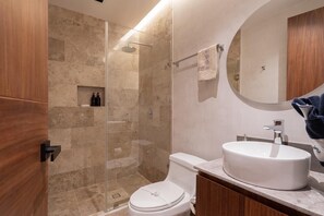 Haartrockner, Handtücher, Seife, Toilettenpapier