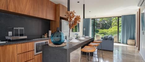 Four à micro-ondes, un four, surface de cuisson