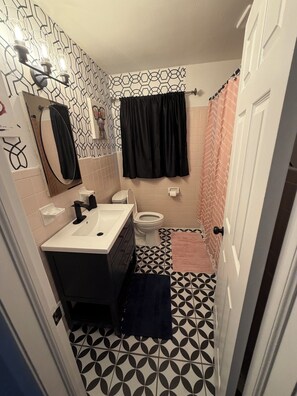 Shower, hair dryer, towels, soap - Spacious 3-Bed • 8-mins from Casino • Sleeps 5+ (Kings Mountain)