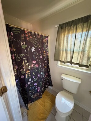 Shower, hair dryer, towels, soap - Spacious 3-Bed • 8-mins from Casino • Sleeps 5+ (Kings Mountain)