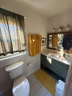 Shower, hair dryer, towels, soap - Spacious 3-Bed • 8-mins from Casino • Sleeps 5+ (Kings Mountain)