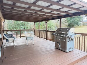 Outdoor dining - Spacious 3-Bed • 8-mins from Casino • Sleeps 5+ (Kings Mountain)