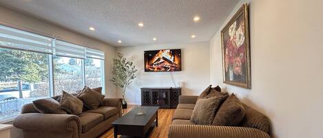 Smart-tv, een open haard, videospelletjes en een dvd-speler