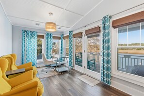 TV - "Sunset Retreat" a 3 Bedroom Intracoastal Water Way Home! (Oak Island)