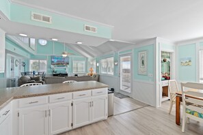 Interior - "Free Spirit" 6 Bedroom, Oceanfront, Oak Island Home! (Oak Island)