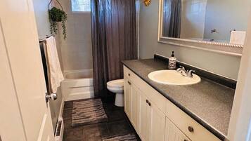 SĂšche-cheveux, serviettes fournies, savon, shampoing