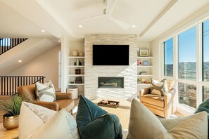 Smart TV, fireplace - Free Ski Shuttle to Deer Valley East | New Luxury Townhome - Private Hot Tub - Sleeps 13 (Heber City)