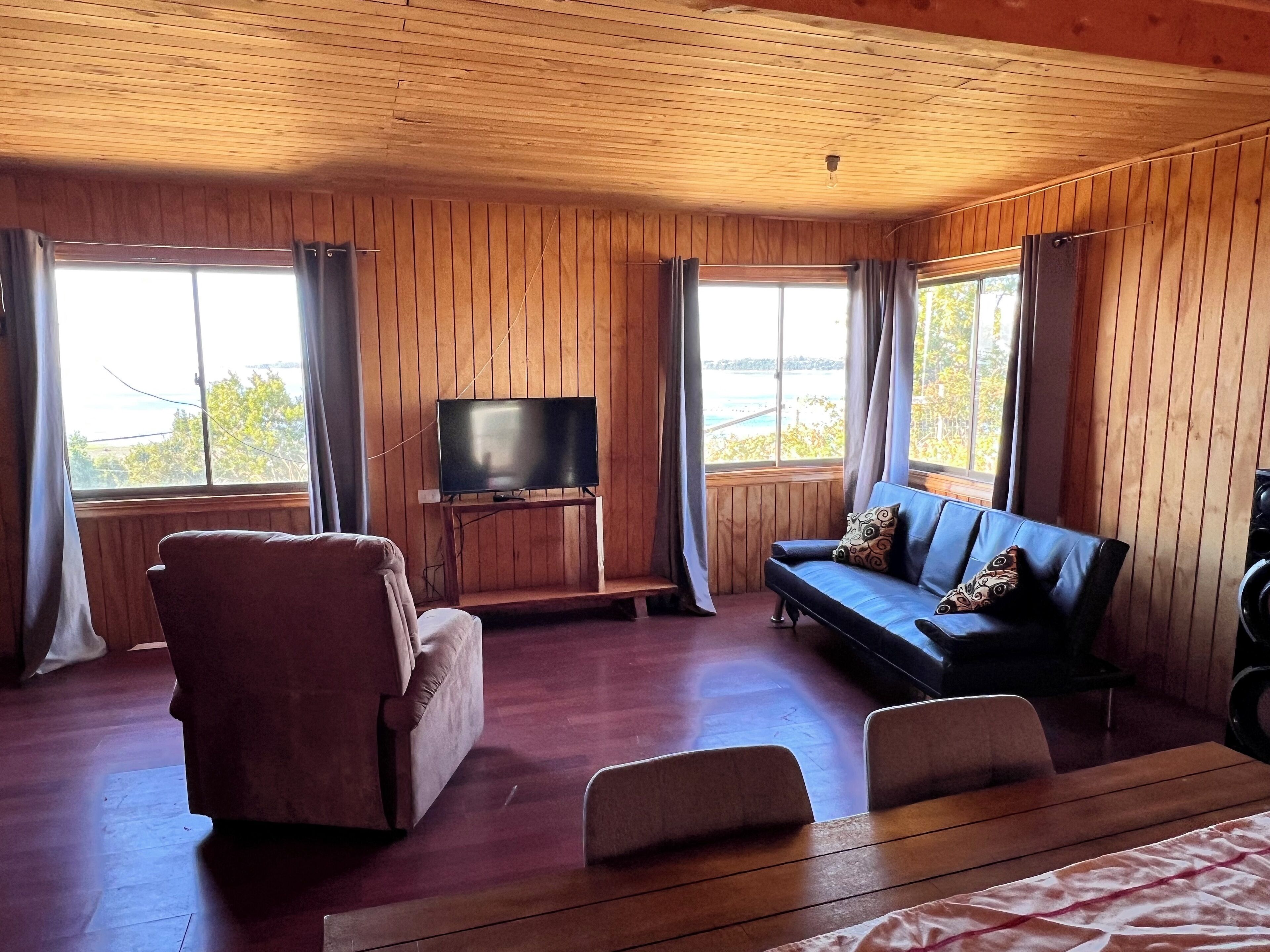 TV connectée, cheminée, chaîne hi-fi