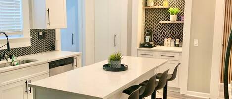 Micro-ondes, four, plaque de cuisson, lave-vaisselle