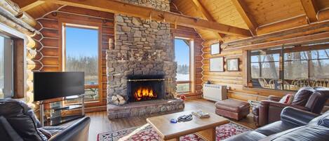 Fernseher, Kamin, Bücher