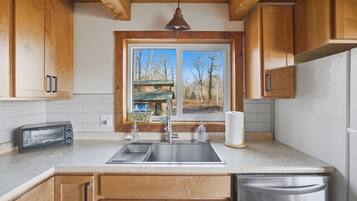 Réfrigérateur, micro-ondes, four, cafetière/bouilloire