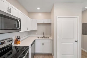 Private kitchen - Glendale 1BR/1BA 3 Beds Pool, Gym & Parking (Glendale)