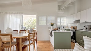 Wasserkocher mit Kaffee-/Teezubehör, Kühlschrank, Mikrowelle, Ofen