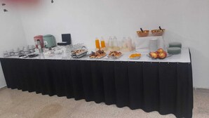 A buffet table with various food items and beverages. - Hotel Tropea (Mar del Plata)