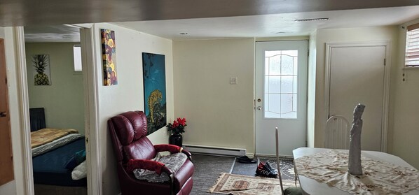 WiFi - Comfortable & Relaxing Private Apartment in Laval, Minutes from Everything (Laval)