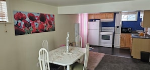 Private kitchen - Comfortable & Relaxing Private Apartment in Laval, Minutes from Everything (Laval)