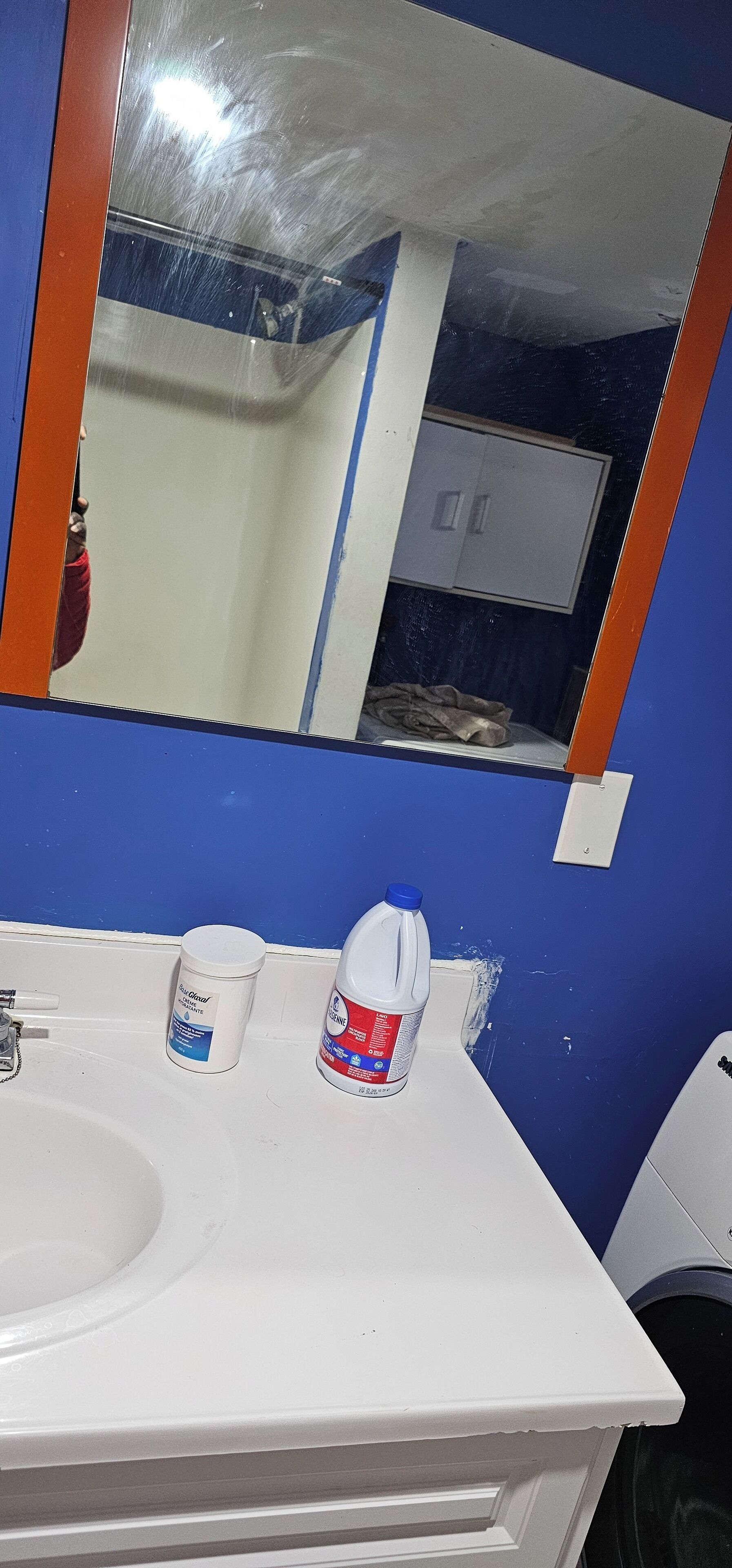 Séchoir à cheveux, serviettes fournies, savon, papier de toilette