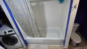 Sèche-cheveux, serviettes fournies, savon, papier toilette