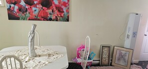Children’s area - Comfortable & Relaxing Private Apartment in Laval, Minutes from Everything (Laval)