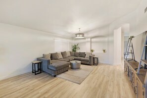 Comfort Quadruple Room | Living area