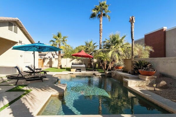 Outdoor pool - Chandler Hideaway - Relax & unwind (Chandler)
