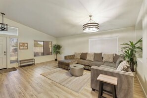 Comfort Quadruple Room | Living area