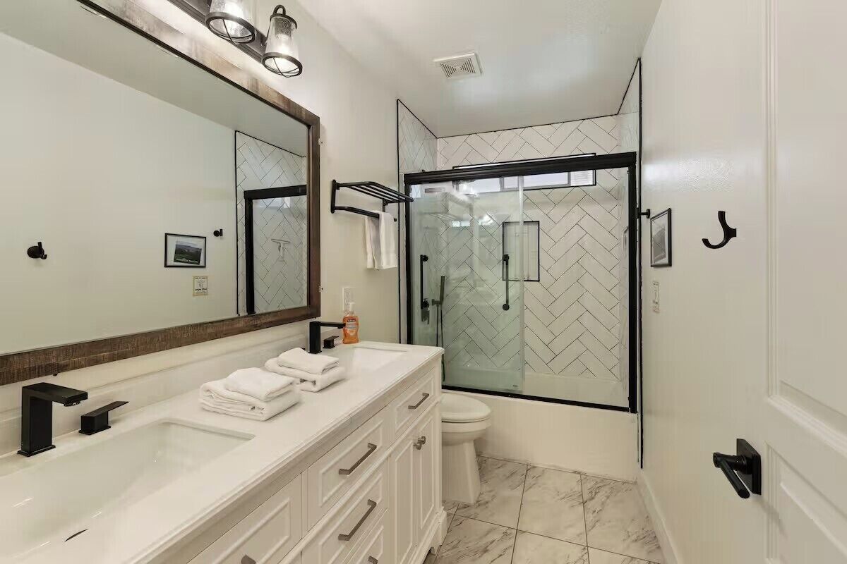 Comfort Quadruple Room | Bathroom | Hair dryer, towels, soap, shampoo