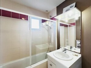 Shower - Residential neighborhood, pleasant south-facing house (FOURAS)