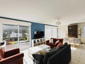 TV - Residential neighborhood, pleasant south-facing house (FOURAS)