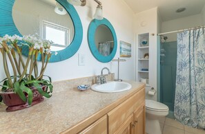 Shower - Beach Beacon - KDH MP 5.5, Ocean View, Close to the Beach, Open All Year, Flex Stays (Kill Devil Hills)