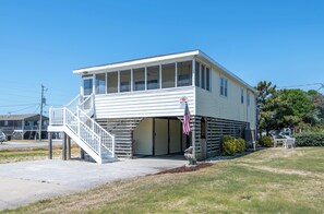 Exterior - Beach Beacon - KDH MP 5.5, Ocean View, Close to the Beach, Open All Year, Flex Stays (Kill Devil Hills)