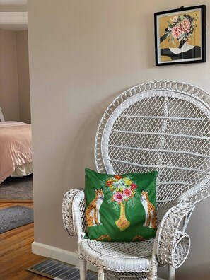 2 habitaciones, escritorio y tabla de planchar con plancha 