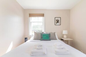 2 bedrooms, desk, iron/ironing board, travel cot - Garden Retreat • Deck Dining + Fire Pit (Seattle)