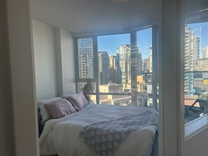 2 bedrooms, WiFi, bed sheets - 2bd 2bath condo downtown! Steps to stadium (Vancouver)