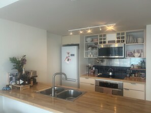 Private kitchen - 2bd 2bath condo downtown! Steps to stadium (Vancouver)