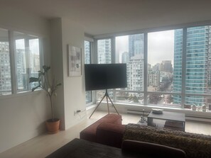 Living area - 2bd 2bath condo downtown! Steps to stadium (Vancouver)