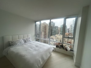 2 bedrooms, WiFi, bed sheets - 2bd 2bath condo downtown! Steps to stadium (Vancouver)