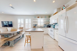Fridge, microwave, oven, stovetop - Shared Pool-Palapa, Golf Cart Access, Parking for 2 (Port Aransas)
