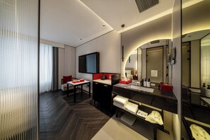 Eenvoudige tweepersoonskamer, voor 1 persoon, uitzicht op stad | Interieur